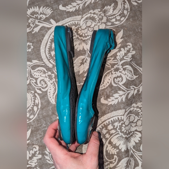 TORY BURCH Teal Turquoise Patent Leather Reva Flat Scrunch Back SZ 7.5 - Picture 2 of 7